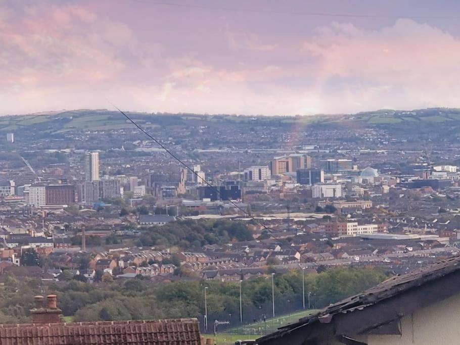 Spacious House City Skyline And Mountain Views Close Too Belfast Centre And Airports Free Parking Eksteriør billede